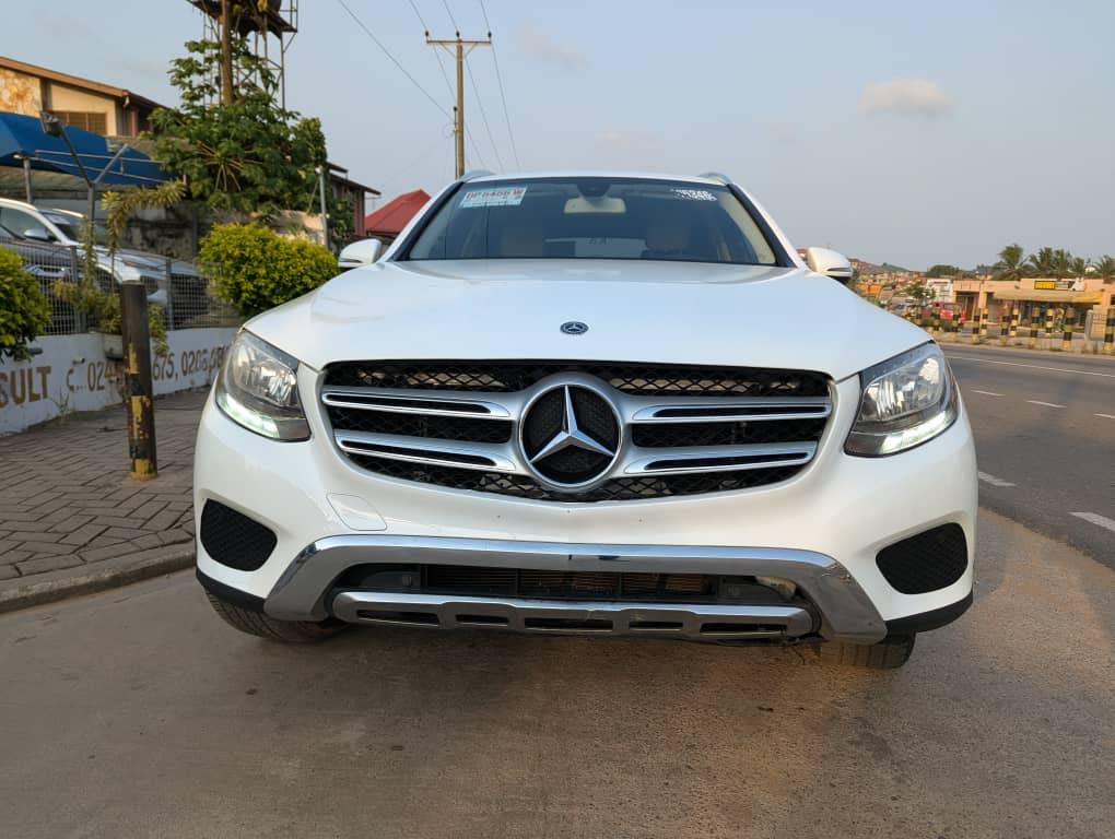 2019 MERCEDES-BENZ GLC 300 main image